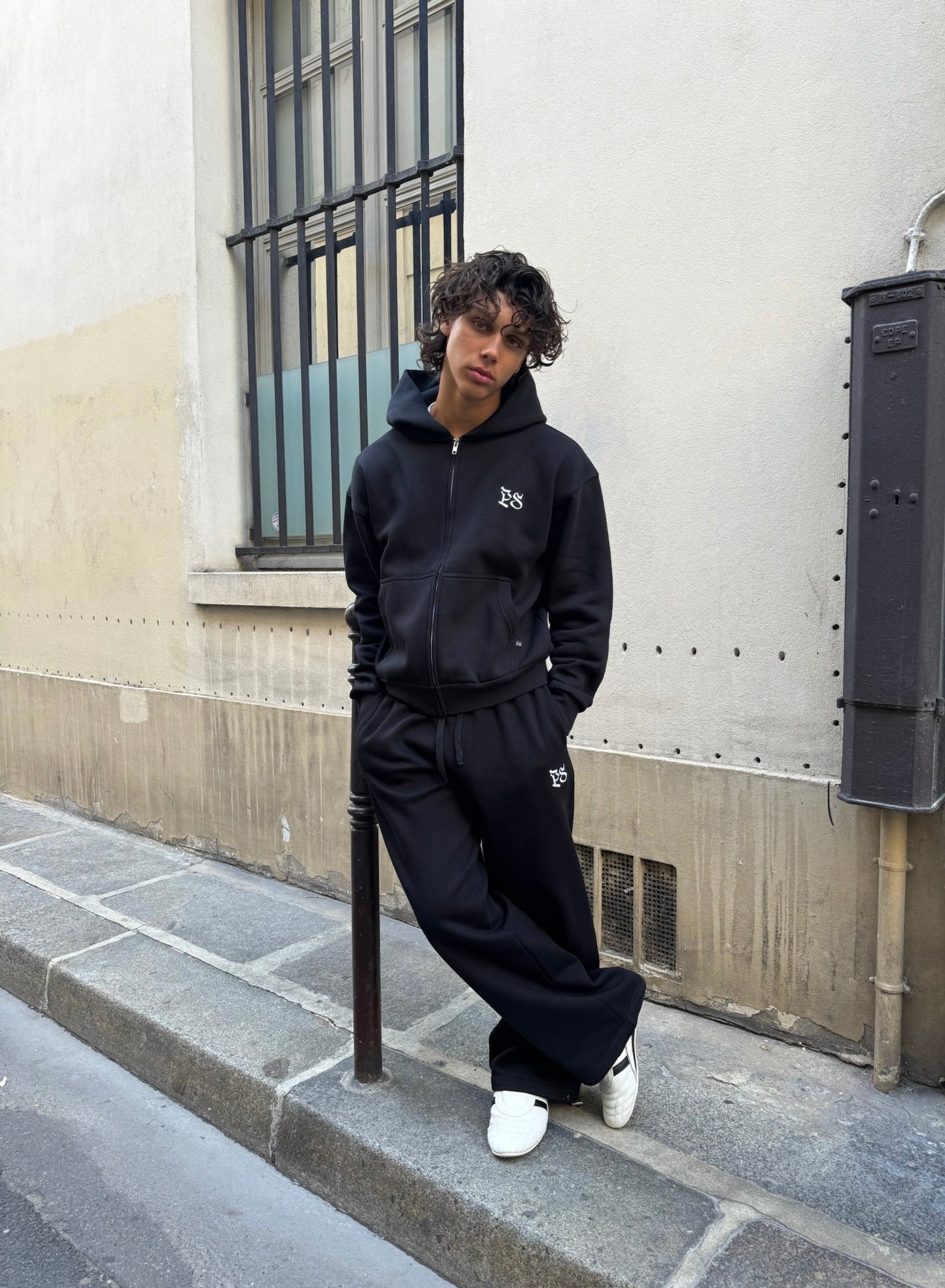 BLACK ZIP-HOODIE